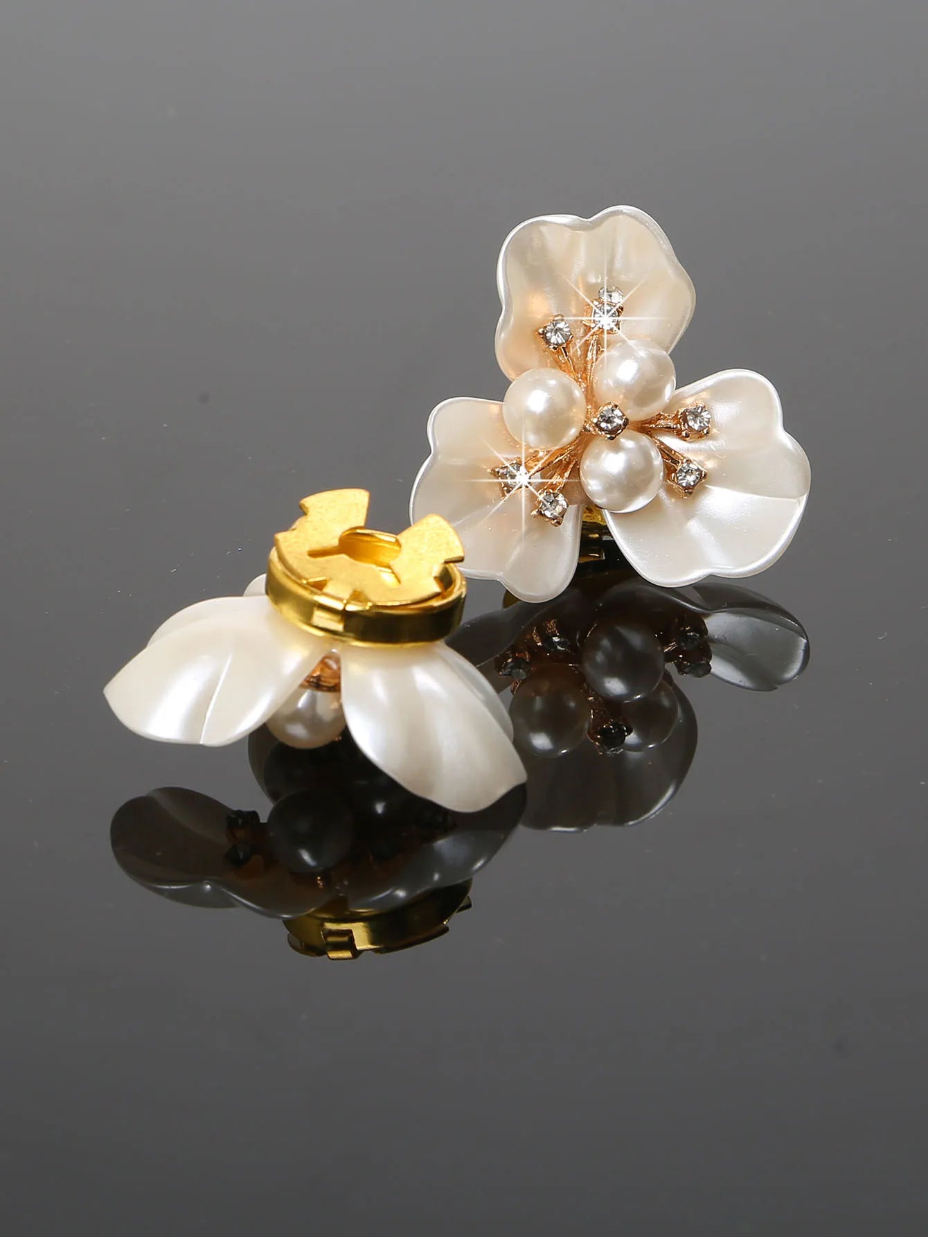 2Pcs Luxury Imitation Shell Pearl Flower Shirt Sleeve Button Elegant Copper Cufflinks Button Cover Accessories for Women