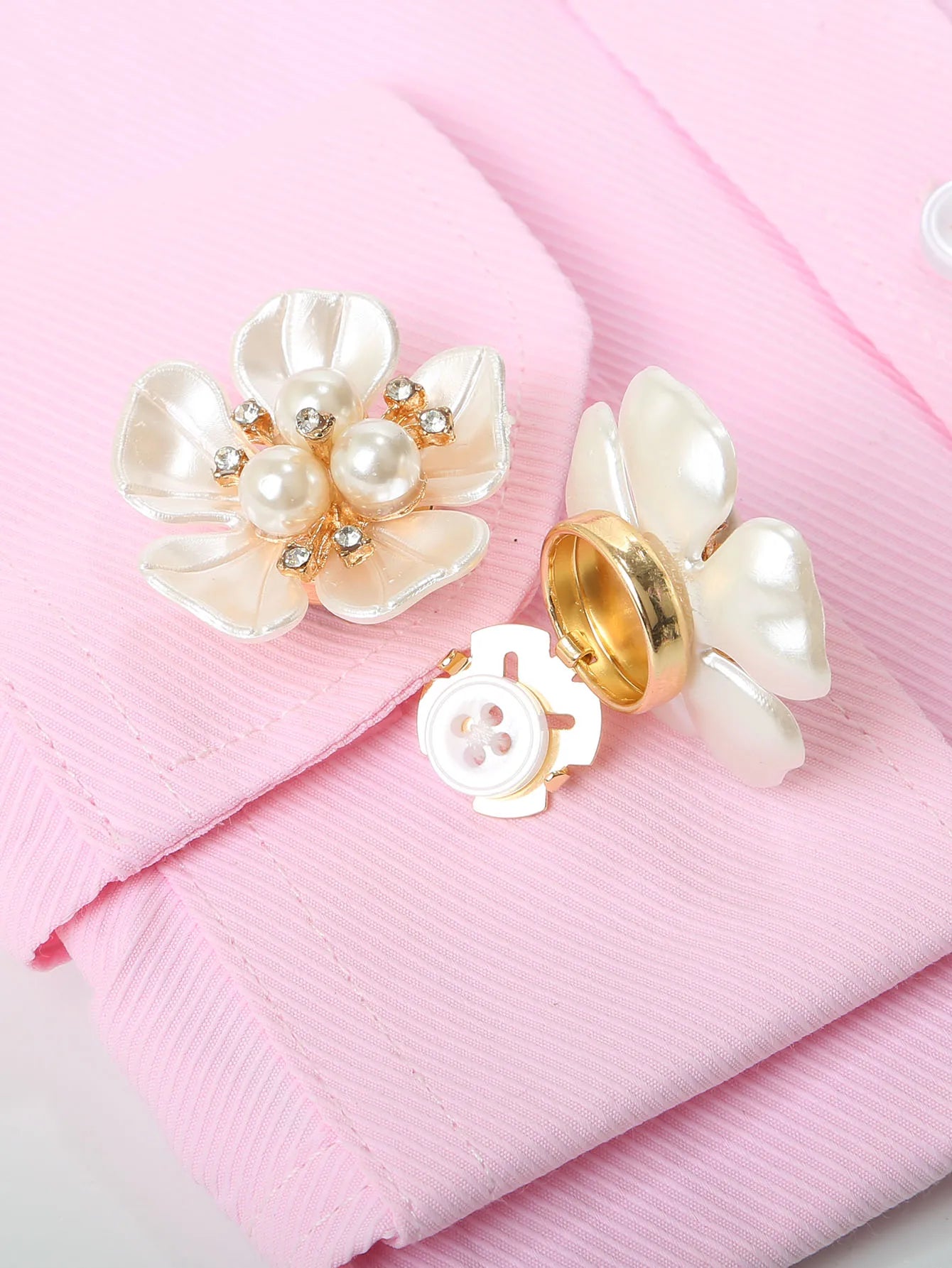2Pcs Luxury Imitation Shell Pearl Flower Shirt Sleeve Button Elegant Copper Cufflinks Button Cover Accessories for Women