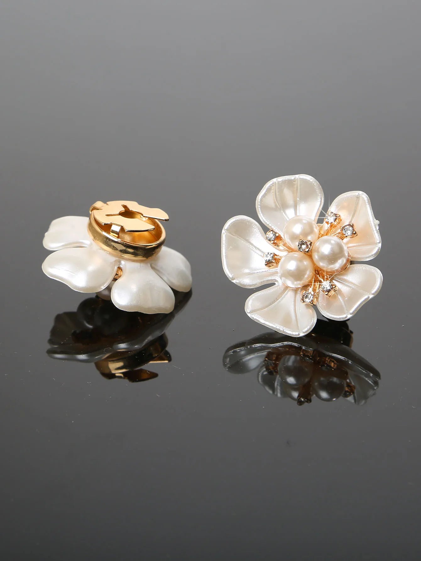 2Pcs Luxury Imitation Shell Pearl Flower Shirt Sleeve Button Elegant Copper Cufflinks Button Cover Accessories for Women