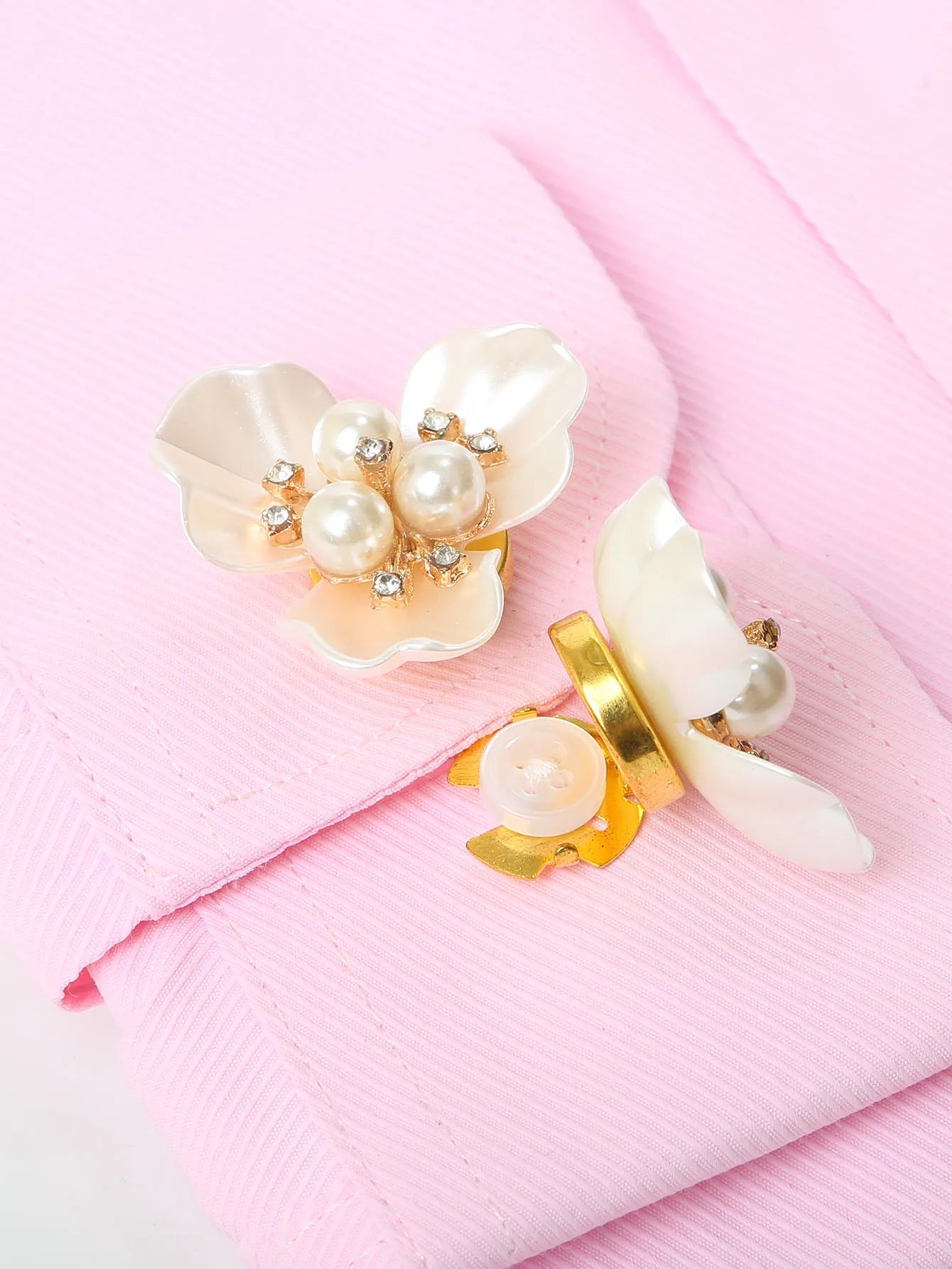 2Pcs Luxury Imitation Shell Pearl Flower Shirt Sleeve Button Elegant Copper Cufflinks Button Cover Accessories for Women