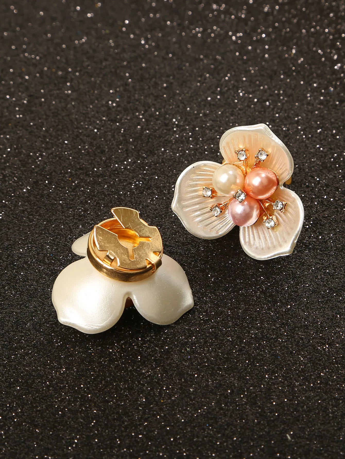 2Pcs Luxury Imitation Shell Pearl Flower Shirt Sleeve Button Elegant Copper Cufflinks Button Cover Accessories for Women